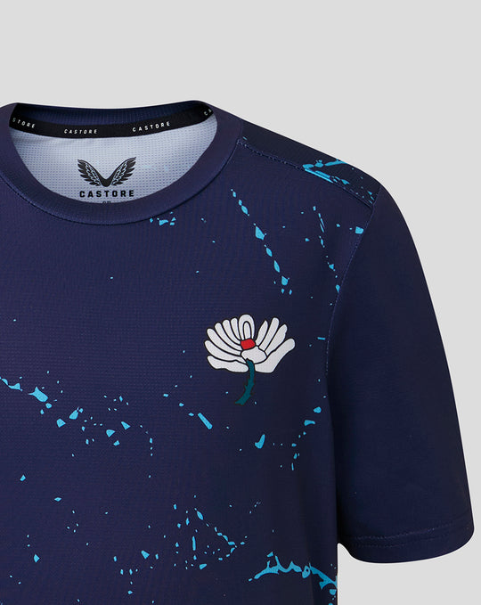 Close-up of navy Peacoat junior tee front with White Rose crest on the chest and splash pattern.